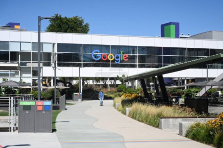 Foto de Mountain View, CA, EE.UU. - 28 de julio de 2023: El complejo de oficinas centrales Googleplex de Google y su compañía matriz, Alphabet Inc, ubicado en 1600 Amphitheatre Parkway en Mountain View, California. - Imagen libre de derechos