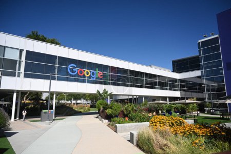 Téléchargez les photos : Mountain View, CA, USA - 28 juillet 2023 : Le siège social Googleplex de Google et sa société mère Alphabet Inc, situé au 1600 Amphitheatre Parkway à Mountain View, Californie. - en image libre de droit