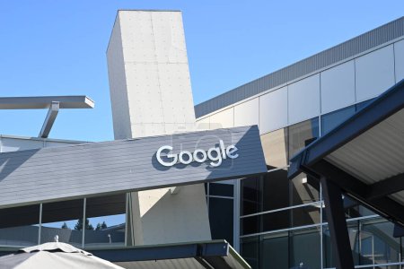 Foto de Mountain View, CA, EE.UU. - 28 de julio de 2023: El complejo de oficinas centrales Googleplex de Google y su compañía matriz, Alphabet Inc, ubicado en 1600 Amphitheatre Parkway en Mountain View, California. - Imagen libre de derechos