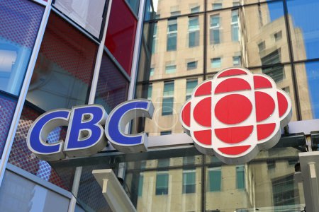 Téléchargez les photos : Vancouver, BC, Canada - Août 2023 : Logo de CBC sur le bureau de CBC Vancouver. - en image libre de droit