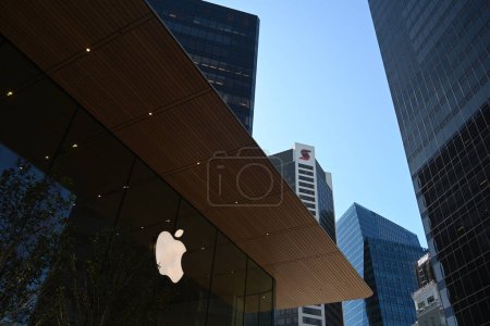 Foto de Vancouver, BC, Canadá - 16 de agosto de 2023: El logotipo del Apple Store en el Apple Store de Vancouver . - Imagen libre de derechos