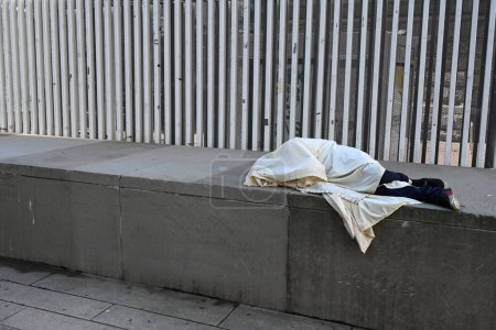 Téléchargez les photos : Vancouver, BC, Canada - 16 août 2023 : Un sans-abri dort dans la rue au centre-ville de Vancouver. - en image libre de droit
