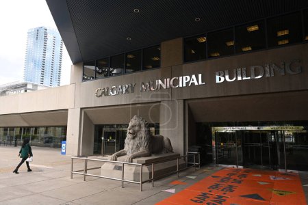 Téléchargez les photos : Calgary, AL, Canada - Le 10 août 2023 : Calgary Municipal Building. - en image libre de droit