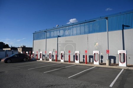 Téléchargez les photos : Kamloops, BC, Canada - Le 20 juillet 2023 : Station de recharge Tesla à Kamloops, Canada. - en image libre de droit
