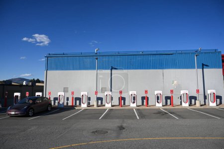 Foto de Kamloops, BC, Canadá - 20 de julio de 2023: Estación de carga Tesla en la ciudad de Kamloops, Canadá. - Imagen libre de derechos