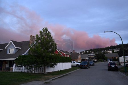 Foto de Kamloops, BC, Canadá - 22 de julio de 2023: El humo de un incendio forestal sube en el cielo cerca de la ciudad de Kamloops - Imagen libre de derechos