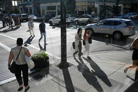 Foto de Vancouver, BC, Canadá - 15 de agosto de 2023: Gente en la calle en el centro de Vancouver. - Imagen libre de derechos