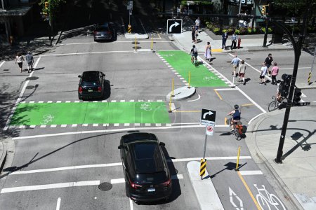 Téléchargez les photos : Vancouver, BC, Canada - 15 août 2023 : Vue de dessus aux voitures passent par l'intersection à Vancouver. - en image libre de droit