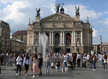 Téléchargez les photos : Lviv, Ukraine - 17 septembre 2023 : Près de la fontaine en face du Théâtre d'opéra et de ballet dans la ville de Lviv. - en image libre de droit