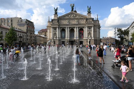 Téléchargez les photos : Lviv, Ukraine - 17 septembre 2023 : Près de la fontaine en face du Théâtre d'opéra et de ballet dans la ville de Lviv. - en image libre de droit