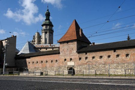 Téléchargez les photos : Hlyniany Gate et Bernardine Monastère et église dans la ville de Lviv, Ukraine. - en image libre de droit