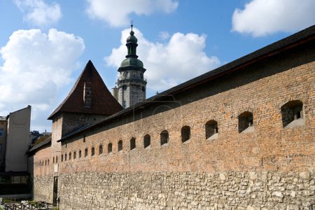 Téléchargez les photos : Hlyniany Gate et Bernardine Monastère et église dans la ville de Lviv, Ukraine. - en image libre de droit