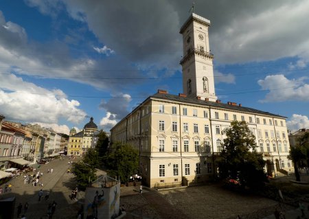 Téléchargez les photos : Mairie de Lviv. Vue générale de l'hôtel de ville de la place Rynok dans la ville de Lviv, Ukraine. - en image libre de droit