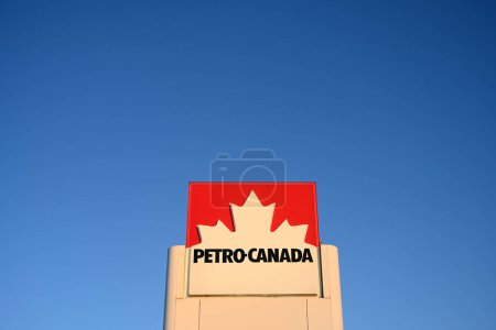 Foto de Kamloops, BC, Canadá - 20 de julio de 2023: Logo de la gasolinera Petro-Canada. - Imagen libre de derechos