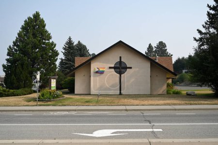 Téléchargez les photos : Kamloops, BC, Canada - Le 14 juillet 2023 : L'intersexualité du drapeau LGBT sur les collines de la paix Église luthérienne dans la ville de Kamloops. - en image libre de droit