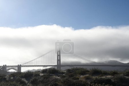 Téléchargez les photos : Golden Gate Bridge dans un brouillard, San Francisco, Californie, USA - en image libre de droit