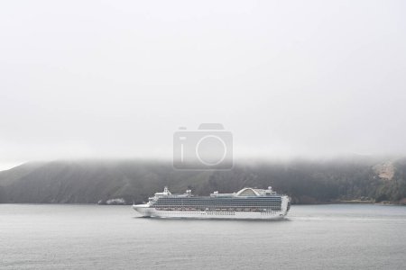 Téléchargez les photos : Bateau de croisière près des montagnes avec brouillard. espace vide pour le texte - en image libre de droit