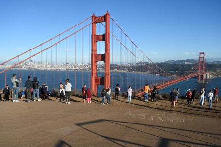 Téléchargez les photos : San Francisco, CA, USA - 25 juillet 2023 : Un peuple près du Golden Gate Bridge. - en image libre de droit