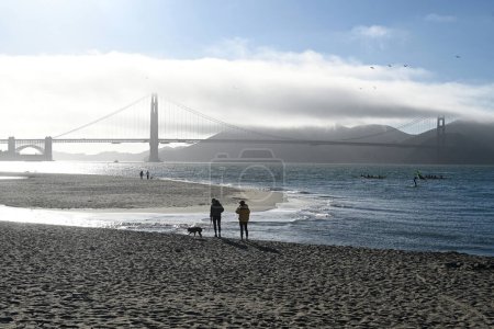 Foto de San Francisco, CA, Estados Unidos - 26 de julio de 2023: El puente Golden Gate en una niebla. - Imagen libre de derechos