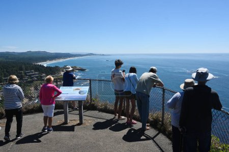 Téléchargez les photos : Côte de l'Oregon, États-Unis - 23 juillet 2023 : Les gens au point de vue près du rocher Otter sur la côte de l'Oregon . - en image libre de droit