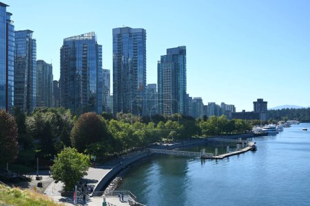Téléchargez les photos : Vancouver (Colombie-Britannique), Canada - Le 16 août 2023 : Promenade dans l'eau de Seawall au bord de l'eau de Vancouver. - en image libre de droit