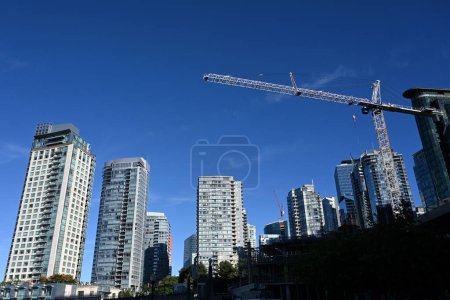 Téléchargez les photos : Construction d'immeubles à Vancouver. Grue de construction - en image libre de droit