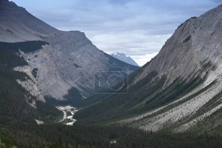 Foto de Paisaje de Canadá con río y montañas. Parque Nacional Banff, Alberta, Canadá. - Imagen libre de derechos