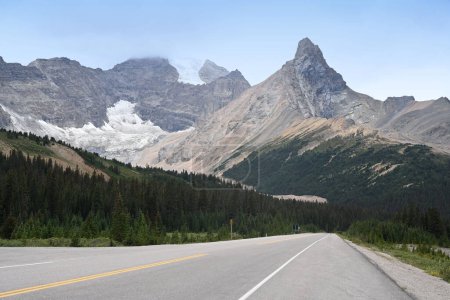 Foto de Un camino en las montañas canadienses. Parque Nacional Banff, Alberta, Canadá. - Imagen libre de derechos