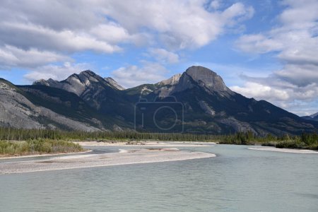 Téléchargez les photos : Paysage du Canada avec rivière et montagnes. Parc national Jasper, Alberta, Canada. - en image libre de droit