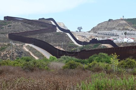 Téléchargez les photos : San Ysidro, CA, États-Unis - Le 30 juillet 2023 : Le mur frontalier entre les États-Unis et le Mexique près de Border Field State Park Beach. - en image libre de droit