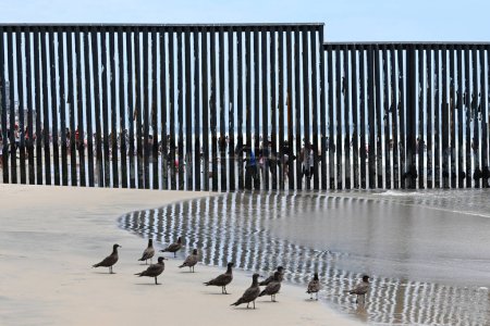Téléchargez les photos : Border Field State Park Beach, Californie, États-Unis - Le 30 juillet 2023 : Le mur frontalier des États-Unis près du parc de l'amitié et de la promenade de Tijuana Beach, Mexique. - en image libre de droit