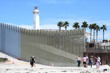 Téléchargez les photos : Border Field State Park Beach, Californie, États-Unis - Le 30 juillet 2023 : Le mur frontalier des États-Unis près du parc de l'amitié et de la promenade de Tijuana Beach, Mexique. - en image libre de droit