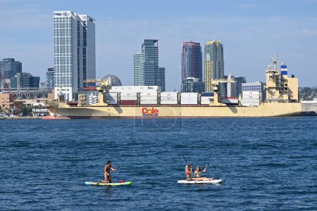 Foto de San Diego, CA, EE.UU. - 31 de julio de 2023: El buque contenedor DOLE en la bahía de San Diego. - Imagen libre de derechos