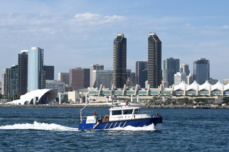 Foto de San Diego, CA, Estados Unidos - 31 de julio de 2023: El bote de la policía en la bahía de San Diego. - Imagen libre de derechos