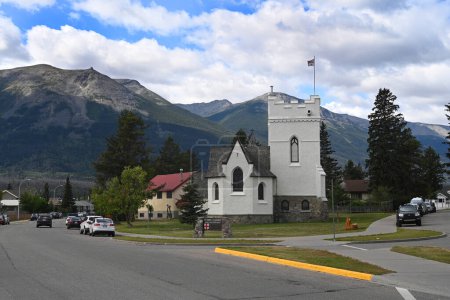 Téléchargez les photos : Jasper, Alberta, Canada - Le 12 août 2023 : Jasper Anglican Church (St. Mary & St. George) dans la ville de Jasper. - en image libre de droit