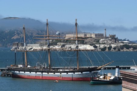 Foto de San Francisco, CA, Estados Unidos - 25 de julio de 2023: Bahía de San Francisco e Isla de Alcatraz. - Imagen libre de derechos