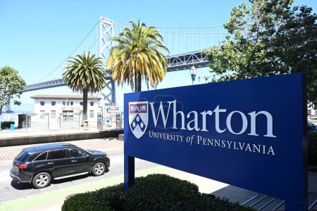 Foto de San Francisco, CA, Estados Unidos - 26 de julio de 2023: El signo de Wharton San Francisco - University of Pennsylvania in San Francisco. - Imagen libre de derechos