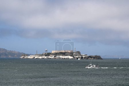 Foto de San Francisco, CA, Estados Unidos - 27 de julio de 2023: Bahía de San Francisco e Isla de Alcatraz. - Imagen libre de derechos