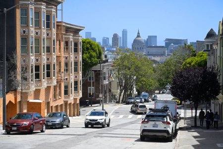 Téléchargez les photos : San Francisco, CA, États-Unis - 26 juillet 2023 : Les voitures sur la rue de San Francisco. - en image libre de droit