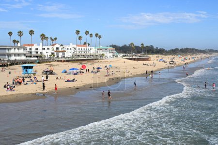 Téléchargez les photos : Pismo Beach, Californie, États-Unis - 29 juillet 2023 : Un peuple se repose sur la plage de Pismo. - en image libre de droit