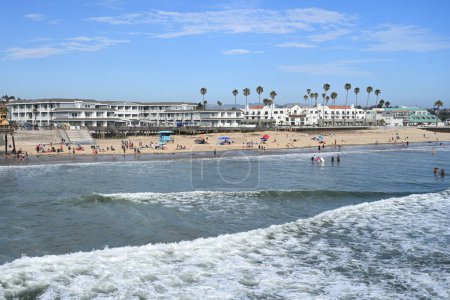Téléchargez les photos : Pismo Beach, Californie, États-Unis - 29 juillet 2023 : Un peuple se repose sur la plage de Pismo. - en image libre de droit