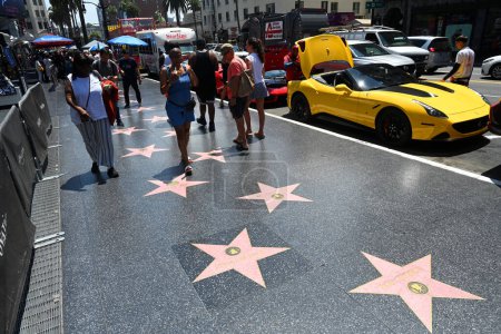 Foto de Los Ángeles, California, Estados Unidos - 29 de julio de 2023: Un pueblo en el Paseo de la Fama de Hollywood estrellas en Los Ángeles. - Imagen libre de derechos
