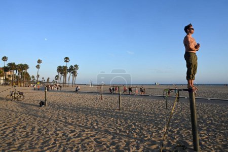 Foto de Los Ángeles, California, Estados Unidos - 29 de julio de 2023: Un pueblo descansa en la playa de Santa Mónica. - Imagen libre de derechos