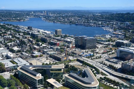 Foto de Seattle, WA, USA - 3 de agosto de 2023: Paisaje urbano de Seattle, vista desde Space Needle. - Imagen libre de derechos