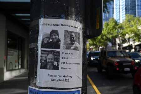 Téléchargez les photos : Seattle, WA, États-Unis - 3 août 2023 : Annonces de personnes disparues au centre-ville de Seattle. - en image libre de droit