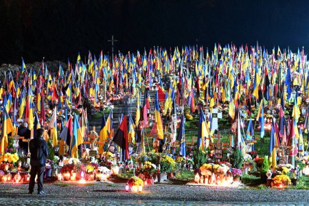 Foto de Lviv, Ucrania - 1 de noviembre de 2022: Cementerio Militar de Lychakiv, también conocido como el Campo de Marte, en el Día de Todos los Santos. - Imagen libre de derechos