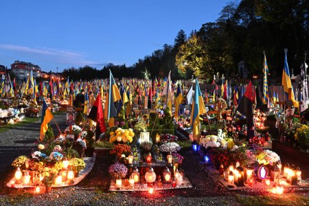 Foto de Lviv, Ucrania - 1 de noviembre de 2023: Cementerio Militar de Lychakiv, también conocido como el Campo de Marte, en el Día de Todos los Santos. - Imagen libre de derechos