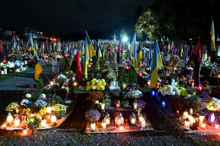 Foto de Lviv, Ucrania - 1 de noviembre de 2023: Cementerio Militar de Lychakiv, también conocido como el Campo de Marte, en el Día de Todos los Santos. - Imagen libre de derechos