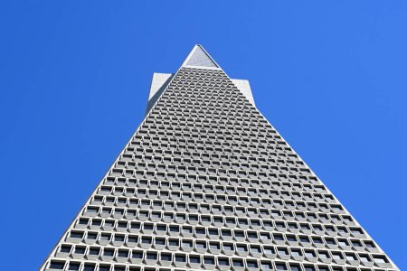 Foto de San Francisco, CA, Estados Unidos - 25 de julio de 2023: La Pirámide Transamericana es un rascacielos modernista de 48 pisos en San Francisco. - Imagen libre de derechos