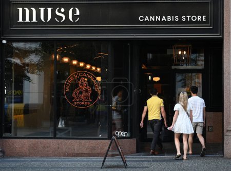 Téléchargez les photos : Vancouver, BC, Canada - 16 août 2023 : Entrée dans le magasin de cannabis MUSE à Vancouver. - en image libre de droit